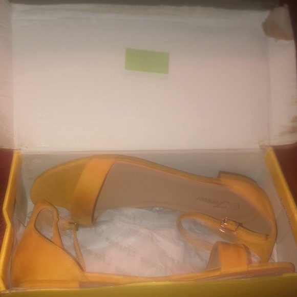 NWB forever yellow strap sandal in suede size 10 - Picture 13 of 14